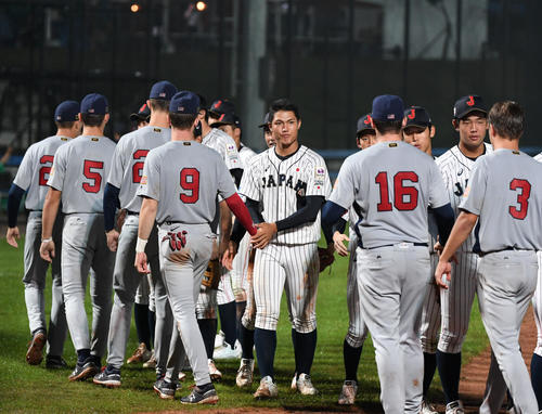 日本対米国　試合を終え米国選手たちと握手を交わす西純也（中央）ら日本代表の選手たち（撮影・横山健太）