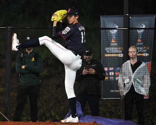 日本対台湾　試合中、ブルペンで投球練習する佐々木（撮影・横山健太）