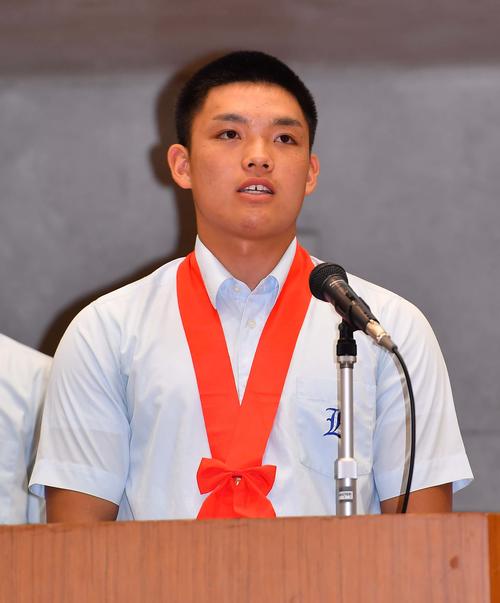 優勝報告会の壇上であいさつする野口海音（撮影・上田博志）
