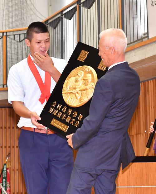 優勝報告会で履正社・小森重喜校長（右）に優勝盾を手渡す井上広大副主将（撮影・上田博志）