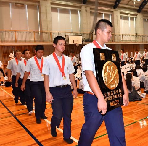 優勝盾を手に報告会に参加した履正社・井上広大（撮影・上田博志）