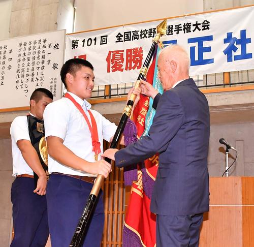 優勝報告会で履正社・小森重喜校長（右）に優勝旗を手渡す野口海音主将（撮影・上田博志）