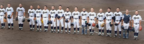 増田対六郷　試合に勝利し応援席にあいさつをする増田ナイン（撮影・山田愛斗）
