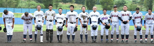 大曲農対男鹿海洋・能代西・二ツ井・西仙北　試合に敗れ応援席にあいさつをする4校連合ナイン