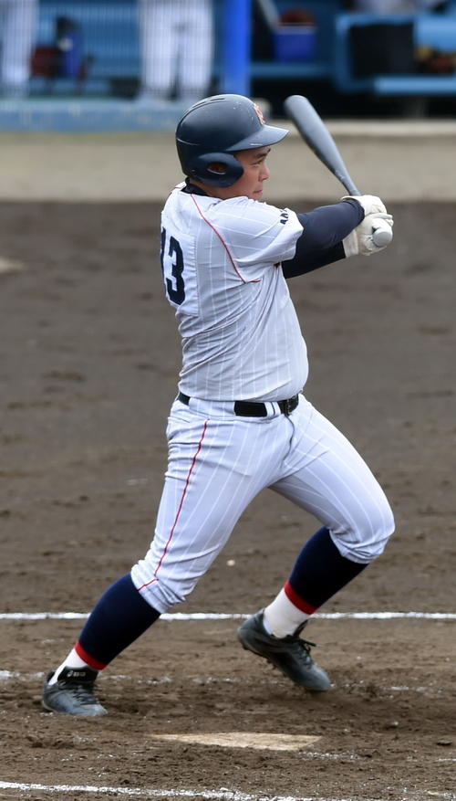 大曲農対男鹿海洋・能代西・二ツ井・西仙北連合　4回裏4校連合無死一、二塁、同点打を放つ佐々木蓮（撮影・山田愛斗）