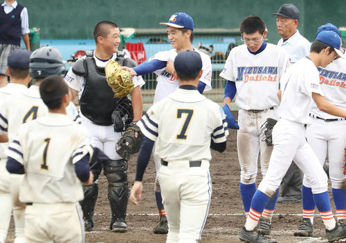 金ケ崎対水沢第一　県大会進出を決め笑顔で整列する左から水沢第一・大山主将、高橋陽ら