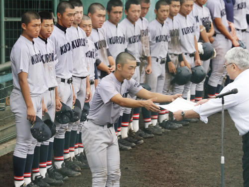 水沢工対黒沢尻工　北奥地区第4代表となり表彰を受ける黒沢尻工・加藤主将（撮影・野上伸悟）