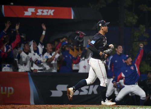 日本対台湾　5回裏台湾2死二、三塁、ロ・ウィーチェに左越え2点二塁打を浴び肩を落とす山瀬（左）と宮城（撮影・横山健太）
