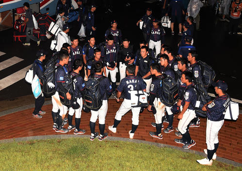日本対台湾　バスに乗り込む前、選手たちを集める仲井コーチ（手前中央）（撮影・横山健太）