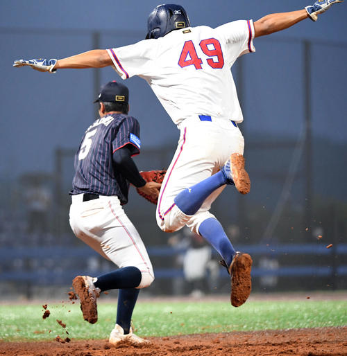 日本対台湾　3回裏台湾1死一、三塁、韮沢（左）はタッチを試みるが一塁走者にかわされる（撮影・横山健太）