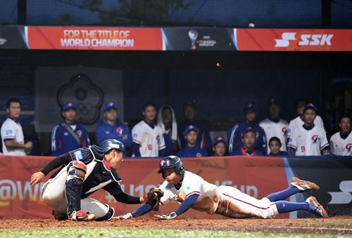 日本対台湾　3回裏台湾1死一、三塁、日本は本盗を許し失点する（撮影・横山健太）