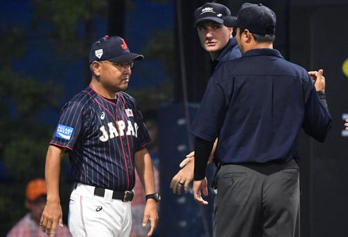 日本対台湾　3回裏台湾1死一、三塁、一塁ランナーがアウトではないかとリプレー検証を要求する永田監督（撮影・横山健太）