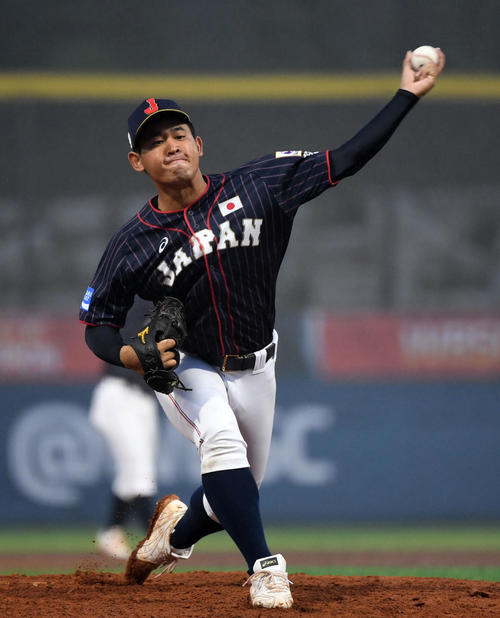 日本対台湾　力投する日本先発の宮城（撮影・横山健太）