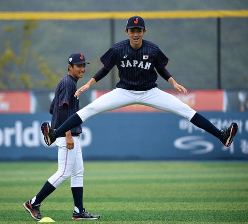 日本対台湾　アップをする佐々木（右）と奥川（撮影・横山健太）