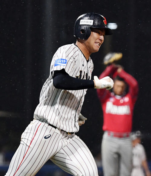 日本対パナマ　5回裏日本2死一、三塁、左越え3点本塁打を放ち笑顔を見せる石川（撮影・横山健太）