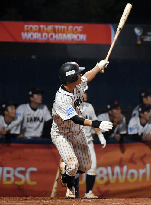 日本対パナマ　6回裏日本無死、左越え本塁打を放つ水上（撮影・横山健太）