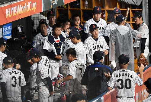 日本対パナマ　雨天コールドが決定し片づけを始める日本代表の選手たち（撮影・横山健太）