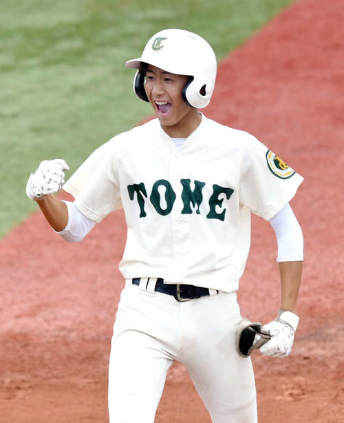 石巻商対登米　6回裏登米1死二塁、中前に勝ち越し適時打を放ちガッツポーズする三田