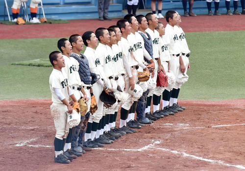 石巻商対登米　校歌を歌う登米ナイン（撮影・相沢孔志)