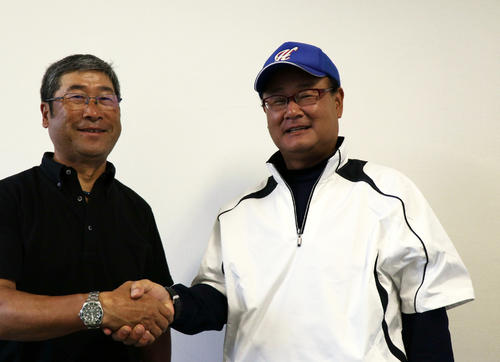 函館大コーチ時代の古溝克之氏（右）。左は阪内俊喜監督（2017年8月22日撮影）