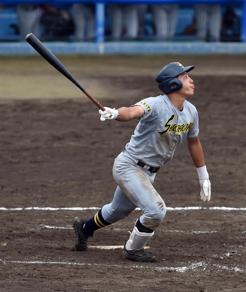 湯沢翔北対大曲　湯沢翔北5回表2死一、二塁、適時打を放つ丹尾