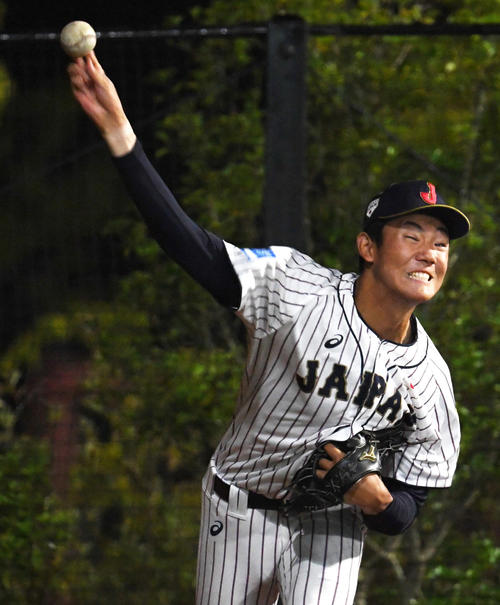 日本対パナマ　ブルペンで投球練習する奥川（撮影・横山健太）