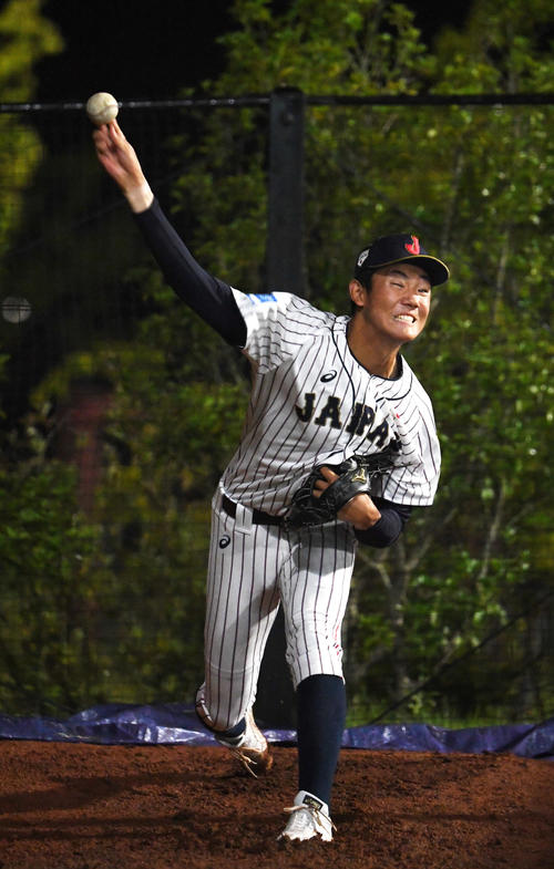 日本対パナマ　ブルペンで投球練習する奥川（撮影・横山健太）