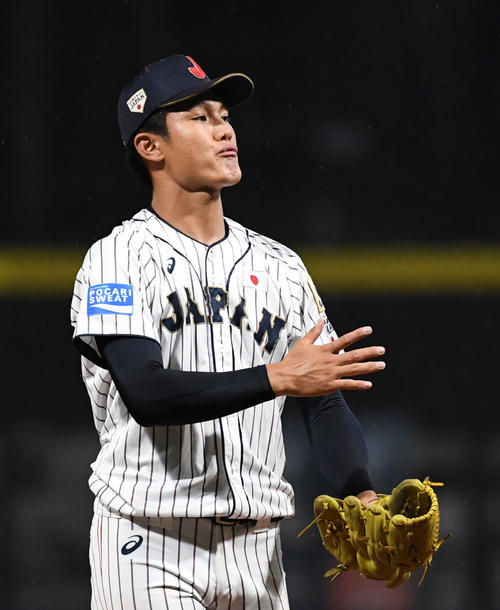 日本対パナマ　1回表を無失点に抑えグローブをたたく西（撮影・横山健太）