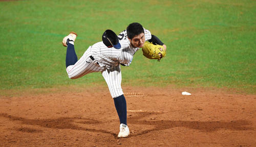 日本対パナマ　5回表、帽子を飛ばしながら力投する西（撮影・横山健太）