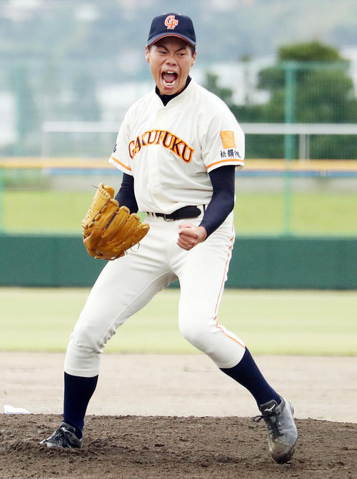 学法福島対福島東　2回裏福島東2死一、三塁、斎藤拓を三振に仕留めほえる学法福島・辻垣（撮影・野上伸悟）