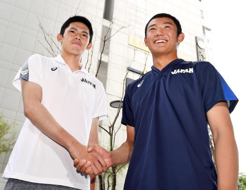 スーパーラウンドへ向け笑顔で握手を交わす奥川（右）と佐々木（撮影・横山健太）