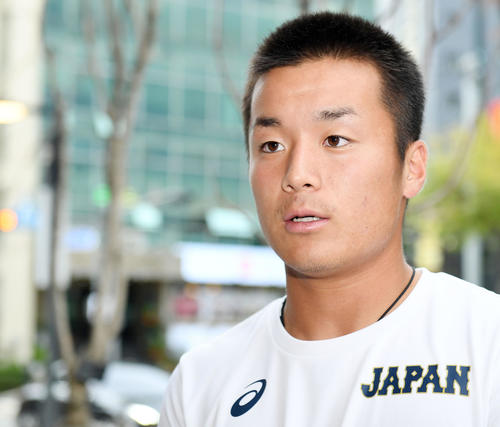練習を終え、取材に応じる坂下（撮影・横山健太）