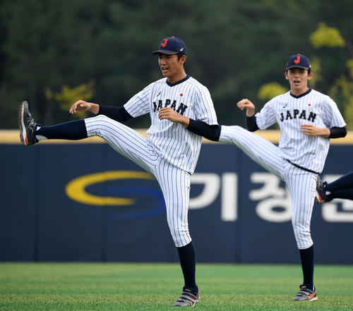 日本対カナダ　アップをする奥川（左）と佐々木（撮影・横山健太）