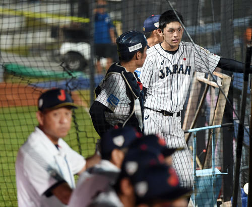 日本対カナダ　9回裏、ブルペンで待機する佐々木（撮影・横山健太）