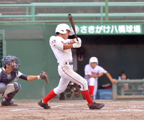 秋田南対由利　6回裏由利1死二塁、中越え適時三塁打を放つ安保（撮影・鎌田直秀）