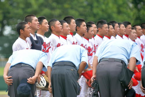 秋田南対由利　県大会出場を決めて、相手にあいさつする由利・安保（左端）ら選手たち（撮影・鎌田直秀）