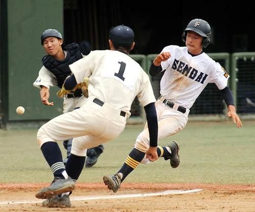 仙台三対仙台一　8回裏2死満塁、打者山木への初球がパスボールとなり三塁走者の小池が勝ち越し生還（撮影・佐々木雄高）