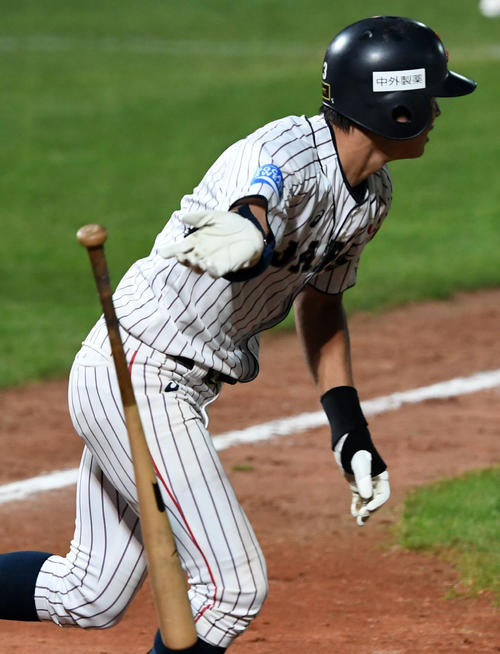 日本対カナダ　5回裏日本無死二、三塁、中前適時打を放つ韮沢（撮影・横山健太）
