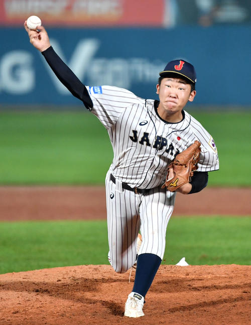 日本対カナダ　8回表から2番手で登板する飯塚（撮影・横山健太）