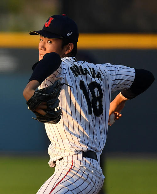 日本対カナダ　力投する日本先発の奥川（撮影・横山健太）