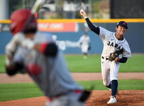 日本対カナダ　力投する日本先発の奥川（撮影・横山健太）