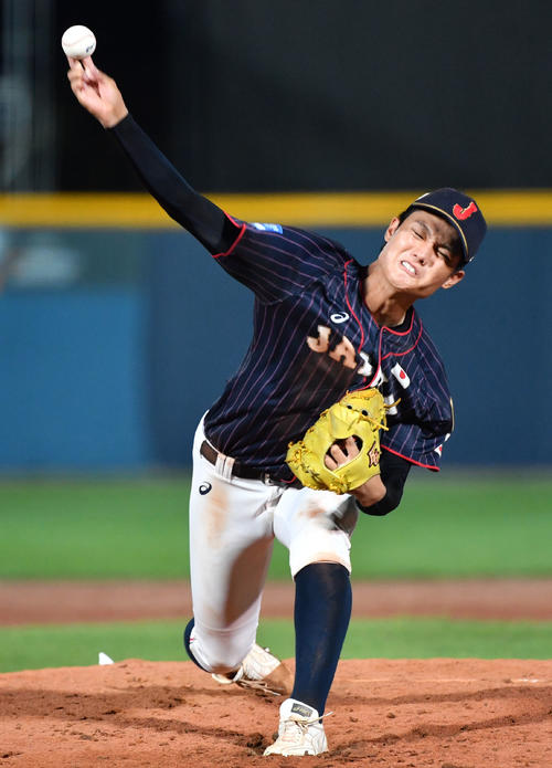 日本対韓国　5回裏、力投する西（撮影・横山健太）