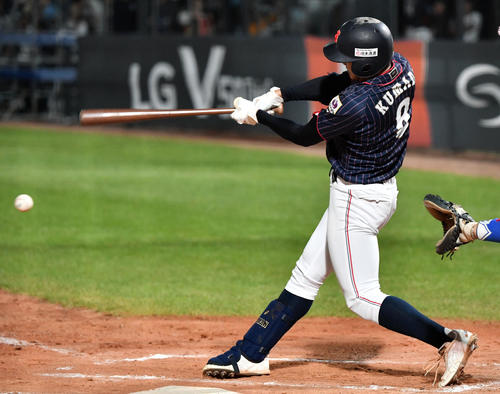 日本対韓国　7回裏日本2死一、二塁、右前適時打を放つ熊田（撮影・横山健太）