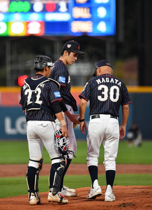 日本対韓国　1回表韓国2死一塁、佐々木（中央）のもとへ捕手水上（左）と永田監督が駆け寄る（撮影・横山健太）