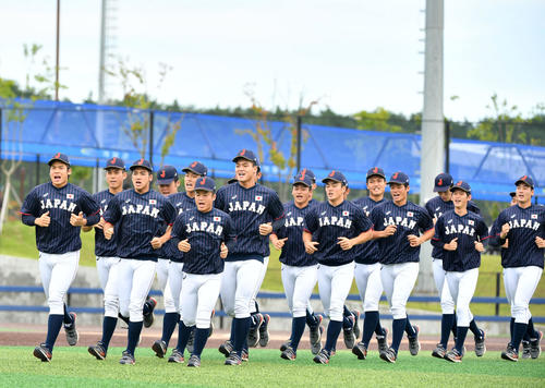 日本対韓国　ランニングをする日本代表の選手たち（撮影・横山健太）