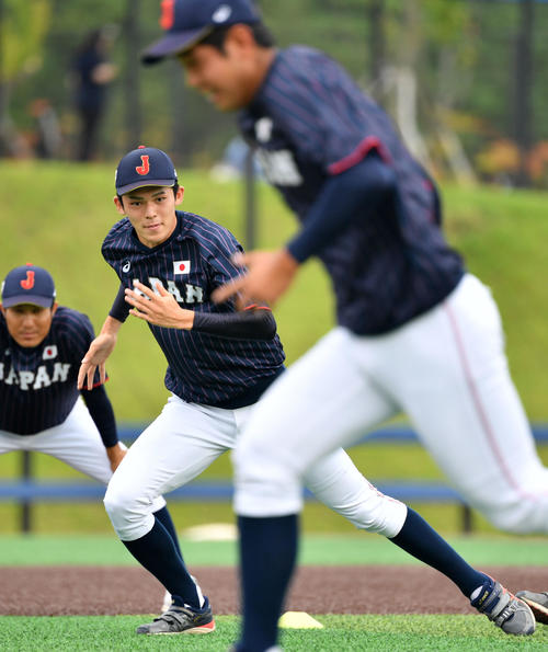 日本対韓国　ダッシュをする佐々木（撮影・横山健太）