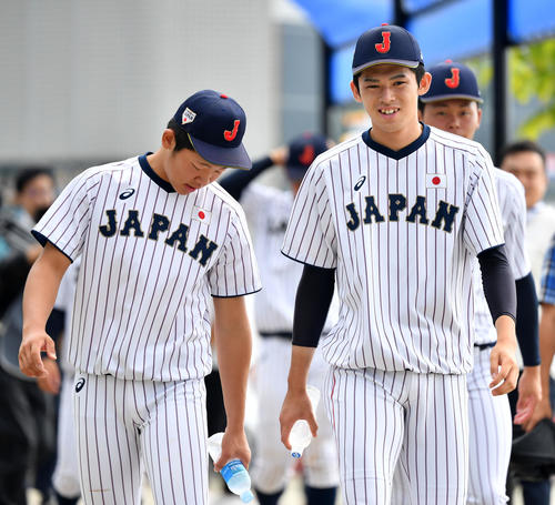 日本対オーストラリア　笑顔を見せる佐々木（右）。左は飯塚（撮影・横山健太）