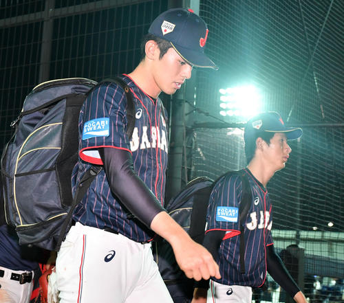 日本対韓国　球場を後にする佐々木（左）。右は林（撮影・横山健太）