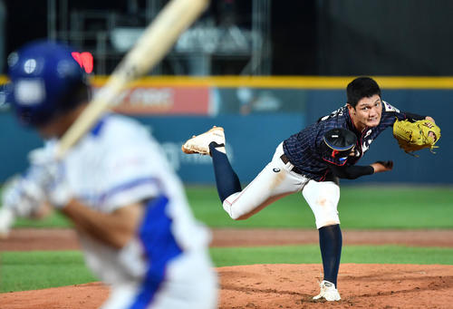 日本対韓国　2番手で登板し力投する西（撮影・横山健太）