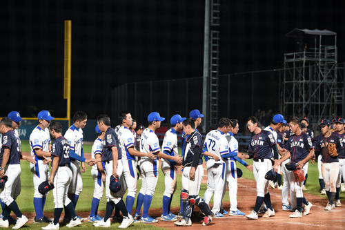 日本対韓国　試合後、握手を交わす両選手たち（撮影・横山健太）